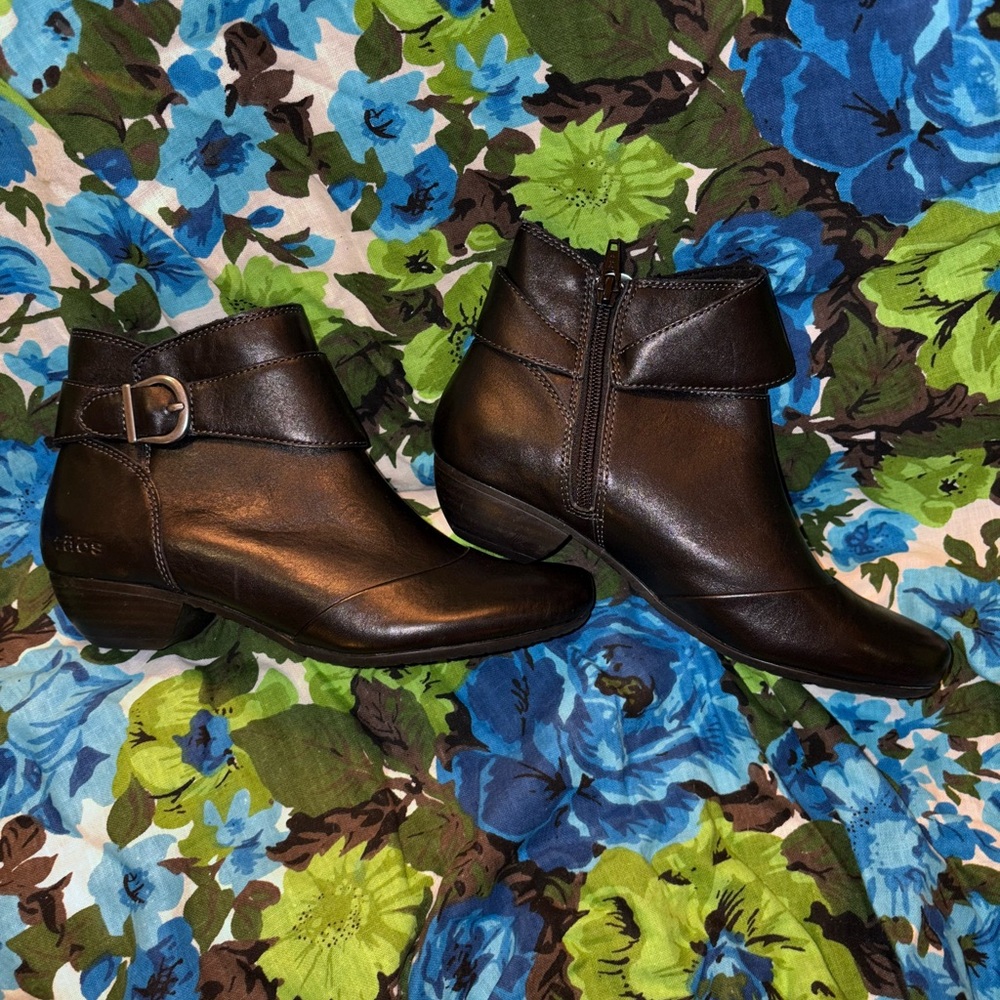 TAOS size 6 black leather booties